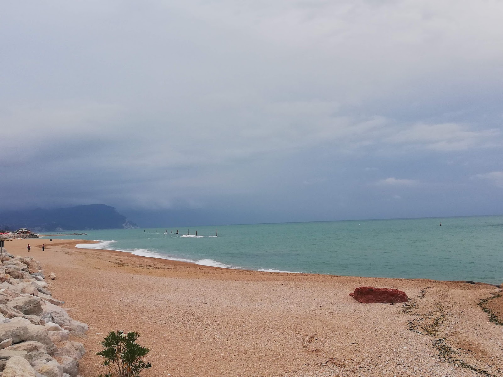 Foto de Spiaggia della Montecatini con playa amplia