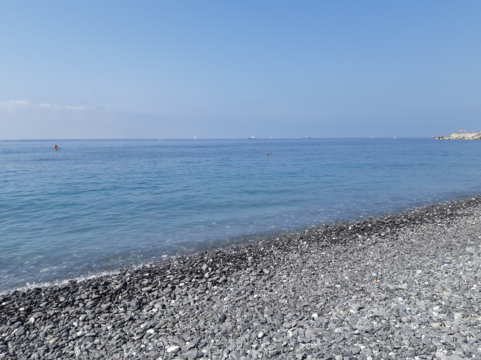 Foto av Albaro beach med blått vatten yta