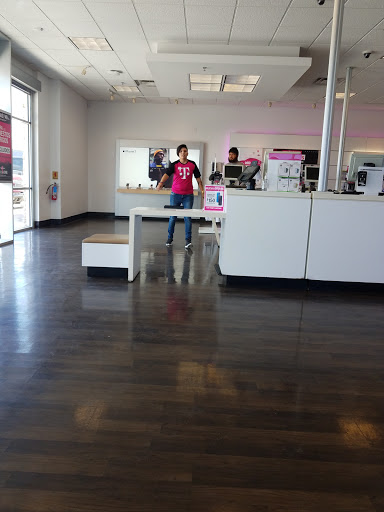 Cell Phone Store «T-Mobile», reviews and photos, 4390 I-30 Suite 100, Dallas, TX 75211, USA