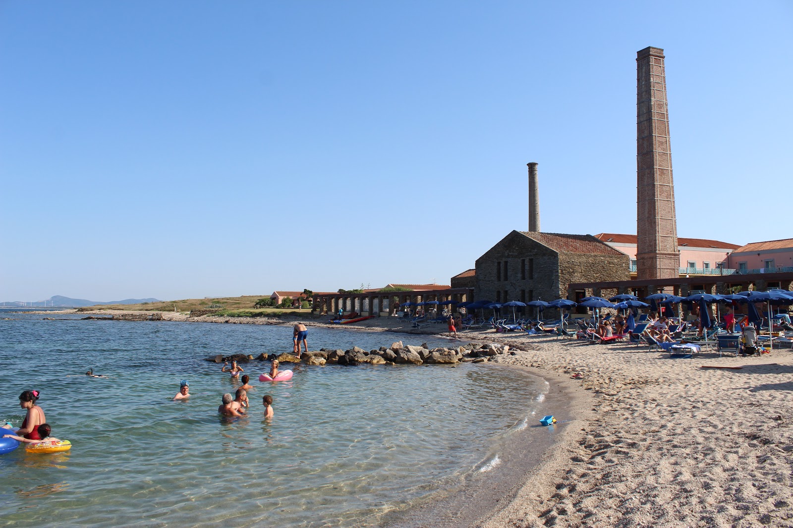 Zdjęcie Spiaggia delle Tonnare z powierzchnią turkusowa czysta woda