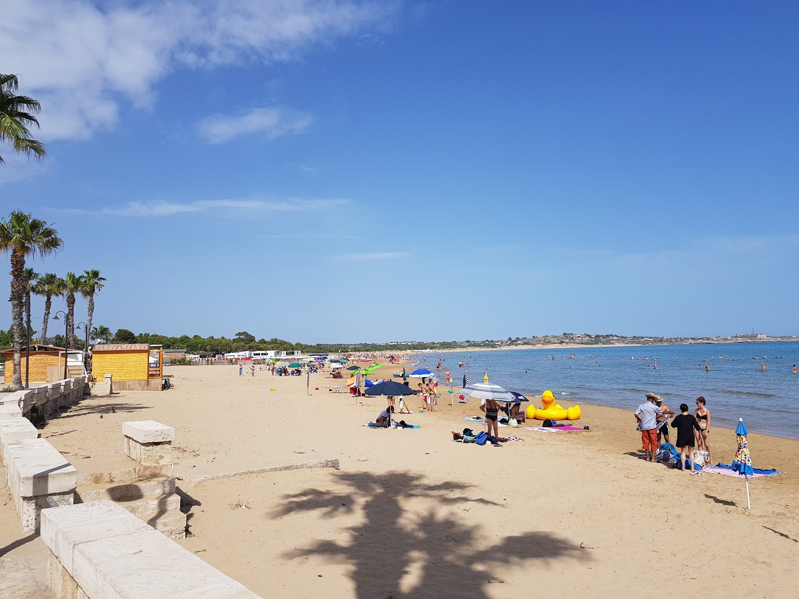 Fotografija Spiaggia Di Sampieri z svetel fin pesek površino