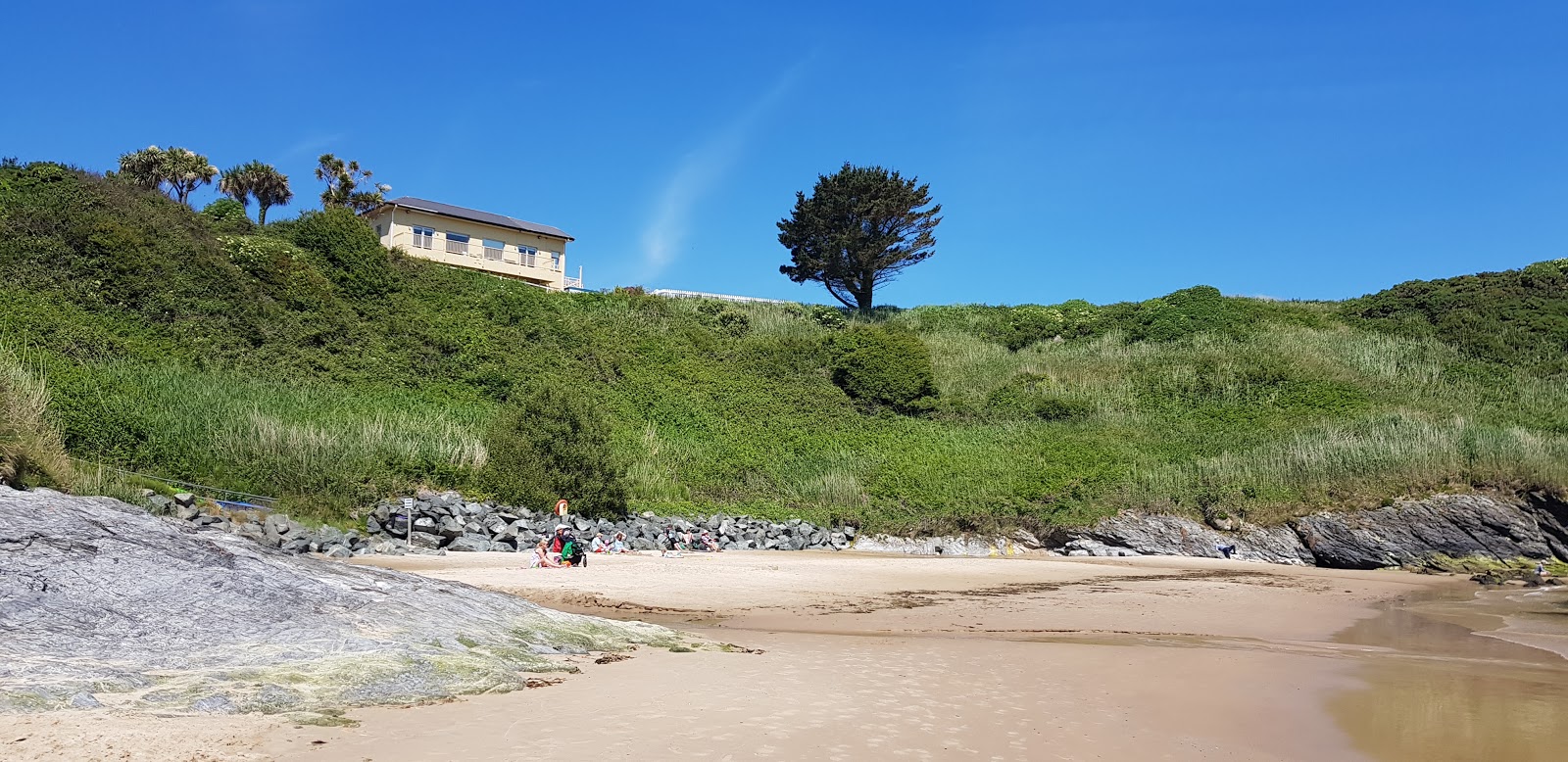 Blainroe Beach的照片 带有碧绿色纯水表面