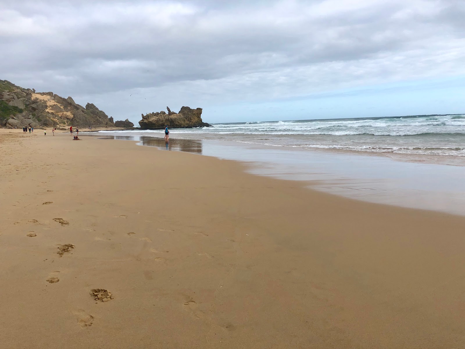 Brenton beach'in fotoğrafı uçurumlarla desteklenmiş