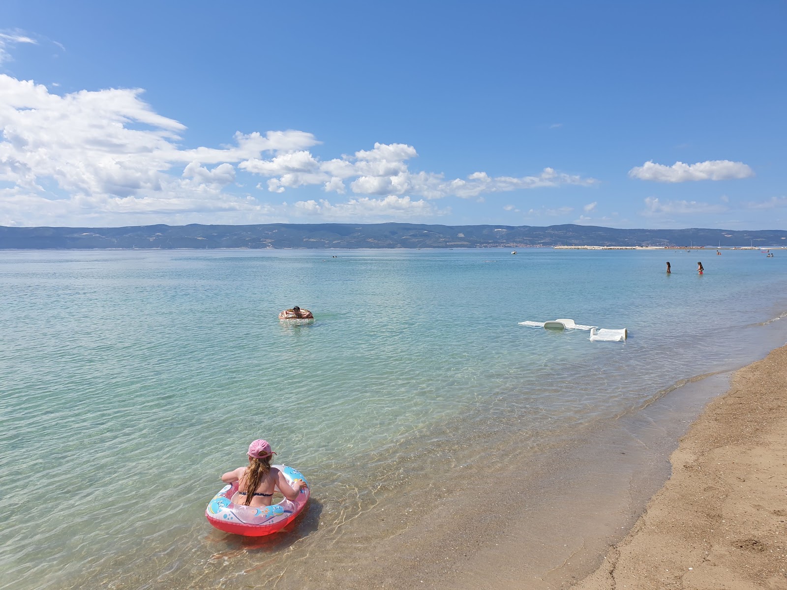 Omis beach的照片 带有碧绿色纯水表面