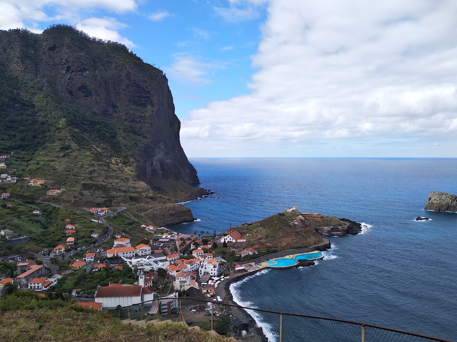 Piscina do Porto da Cruz的照片 背靠悬崖