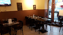 Atmosphère du Café et restaurant de grillades L'art-tisan à Saint-Amant-Tallende - n°2