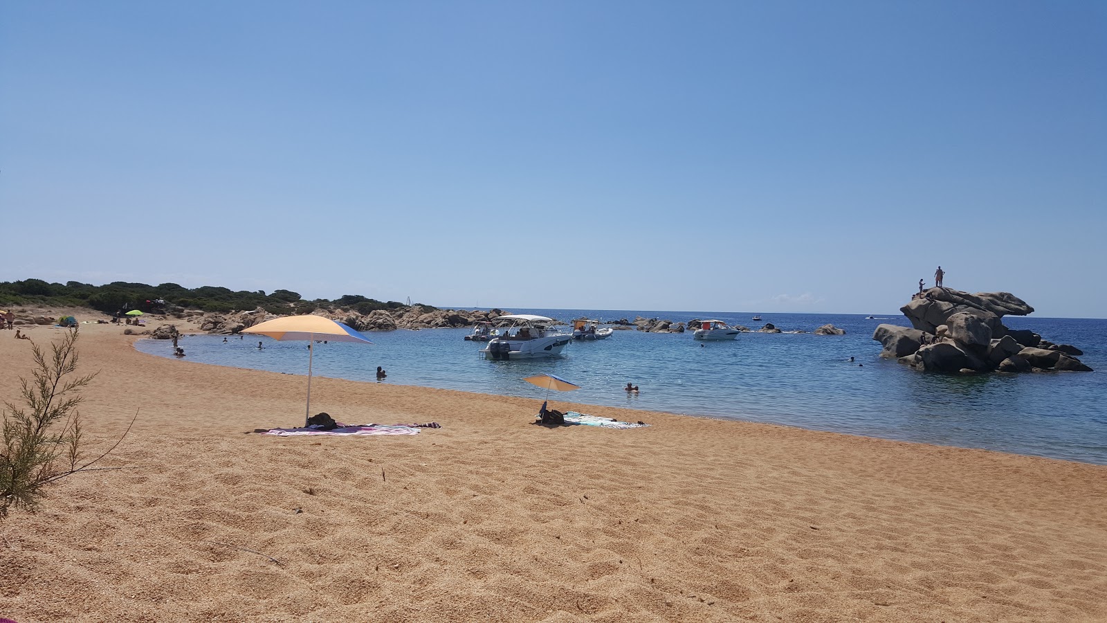 Foto av Cala Di Tivella omgiven av klippor