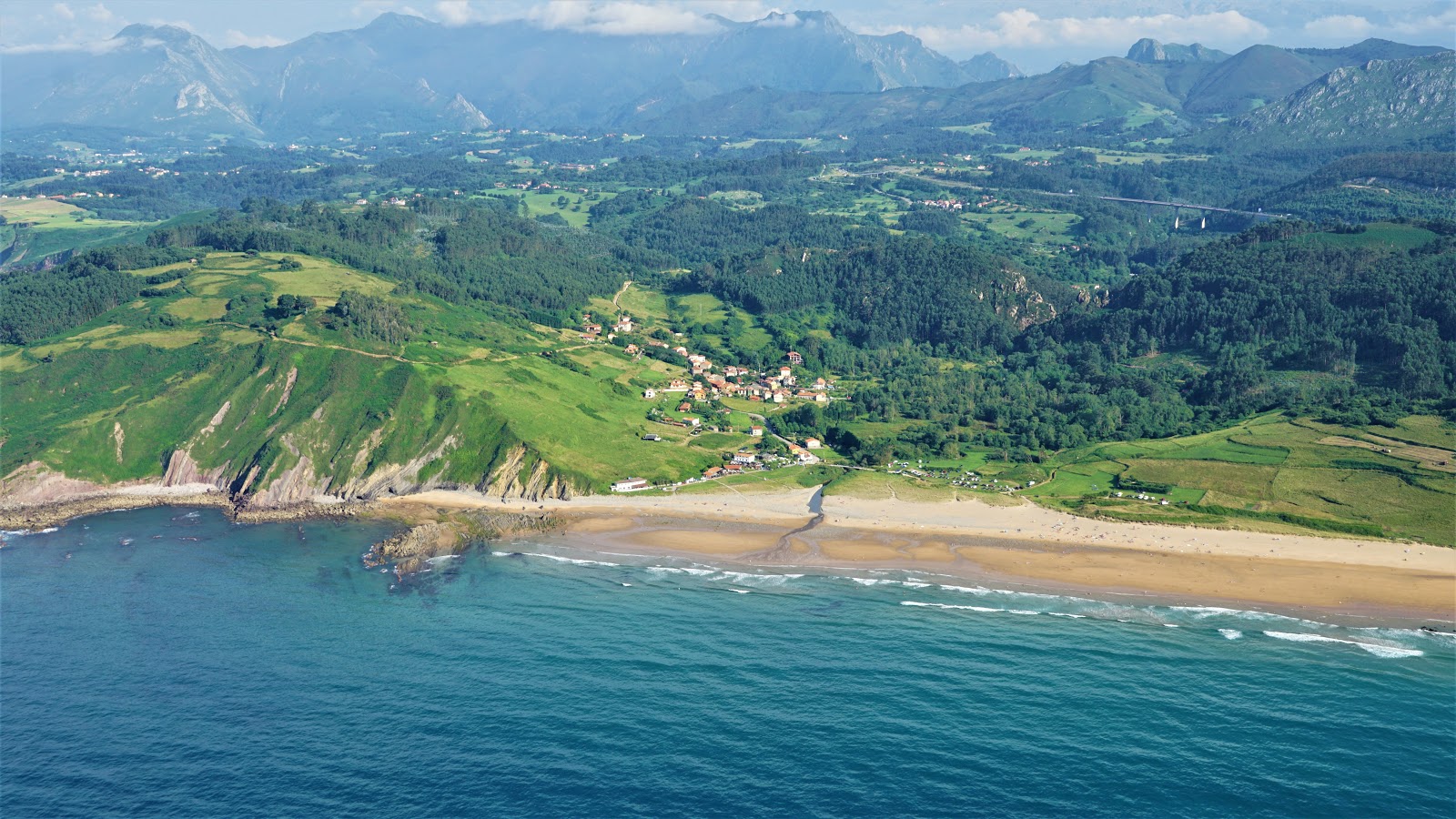 Foto von Playa la Vega von Klippen umgeben