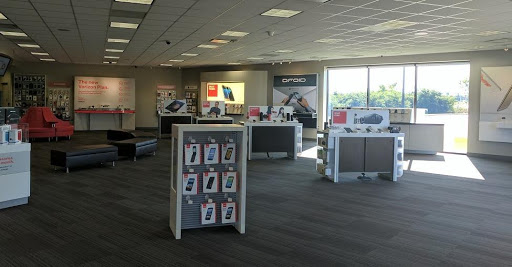 Cell Phone Store «Verizon», reviews and photos, 3755 Oakwood Mall Dr, Eau Claire, WI 54701, USA