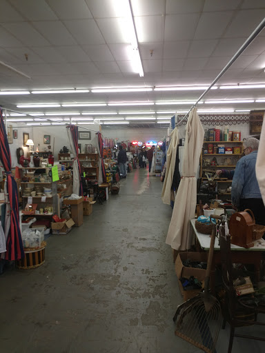 Flea Market «Streetsboro Flea Market - Furniture, Antiques, Collectibles», reviews and photos, 1513 Streetsboro Rd, Streetsboro, OH 44241, USA