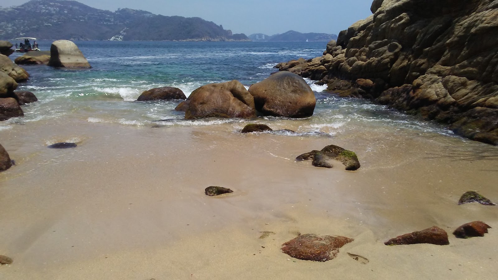 Foto von Roqueta Amor beach mit sehr sauber Sauberkeitsgrad