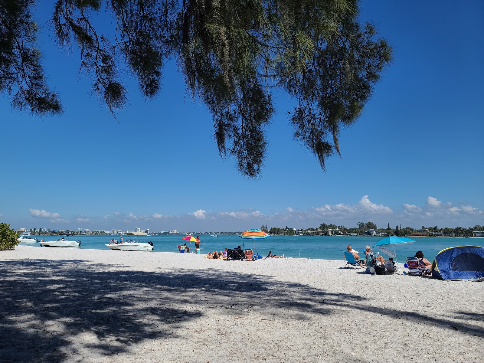 Foto av South Lido Key beach med valkoinen hiekka ja kivi yta