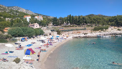 Milna beach'in fotoğrafı ve yerleşim