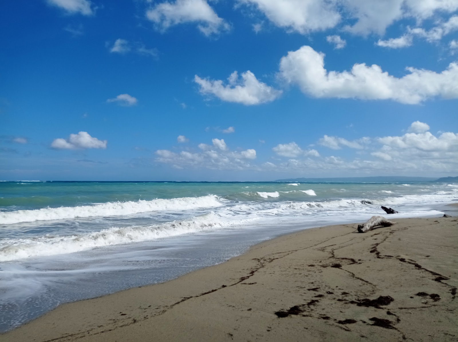 Foto van Playa Rio Piedra met helder zand oppervlakte