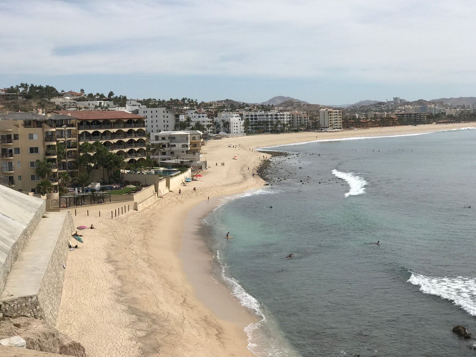 Valokuva Playa Acapulquitoista. pinnalla kirkas hieno hiekka:n kanssa