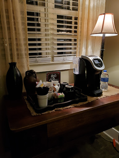 Lodge «The Farmhouse Inn», reviews and photos, 108 W Swan St, Centerville, TN 37033, USA