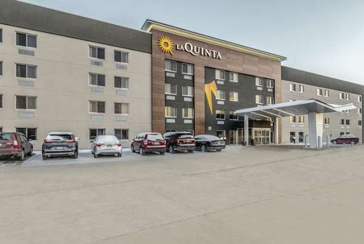 La Quinta Inn & Suites by Wyndham Cleveland - Airport North