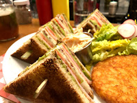 Club sandwich du Restaurant de hamburgers Schwartz’s Deli à Paris - n°1