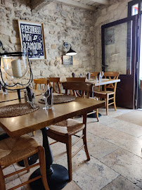 Atmosphère du Restaurant de spécialités provençales L'Escaladou à Arles - n°10