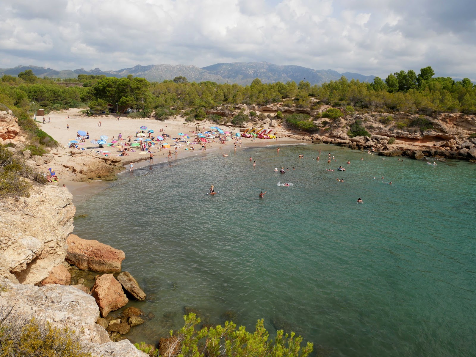 Foto di Cala Forn con una superficie del sabbia beige