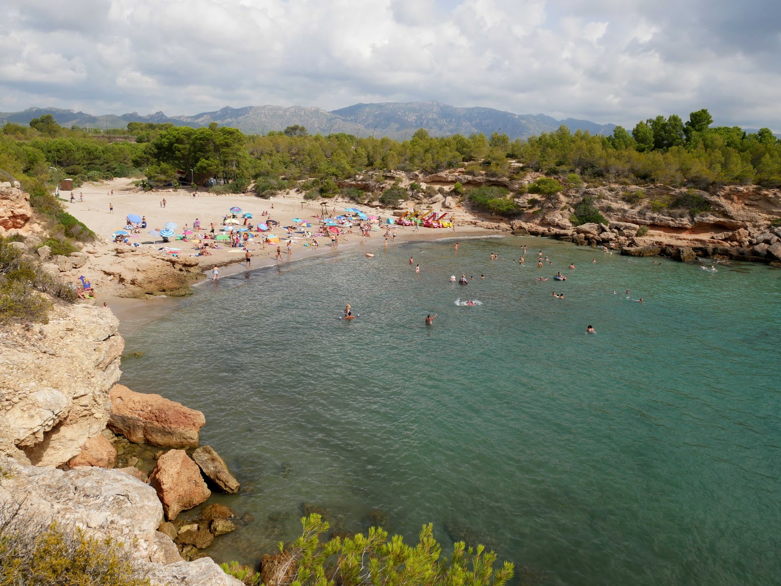 Foto de Cala Forn com areia brilhante superfície