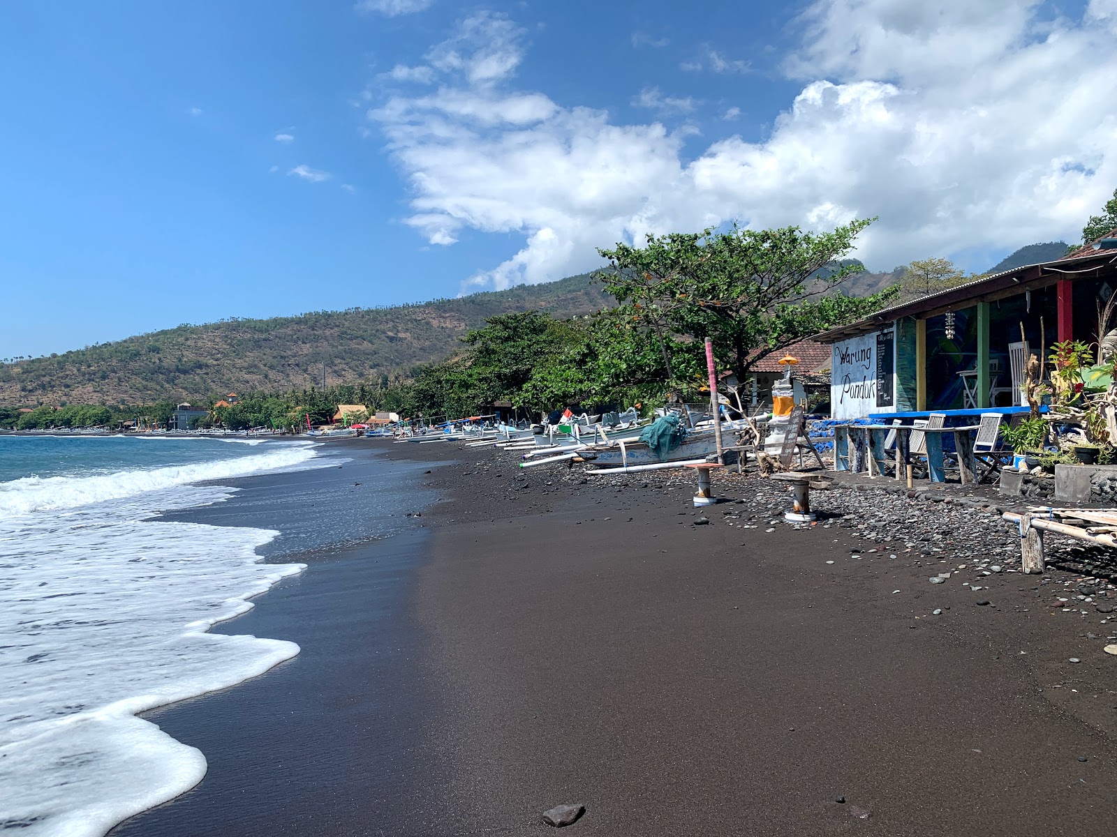 Fotografie cu Amed Beach cu o suprafață de apă pură albastră