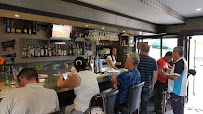 Atmosphère du Restaurant français Restaurant Glacier Le Passe Port à Port-Saint-Louis-du-Rhône - n°9
