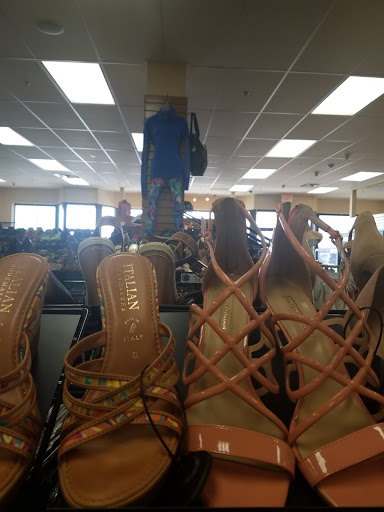 Used Clothing Store «Clothes Mentor», reviews and photos, 564 Howe Ave, Cuyahoga Falls, OH 44221, USA