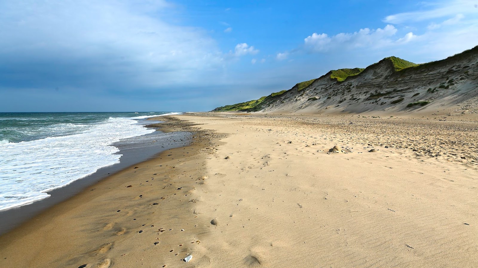 Zdjęcie Lyngby Beach z powierzchnią turkusowa czysta woda
