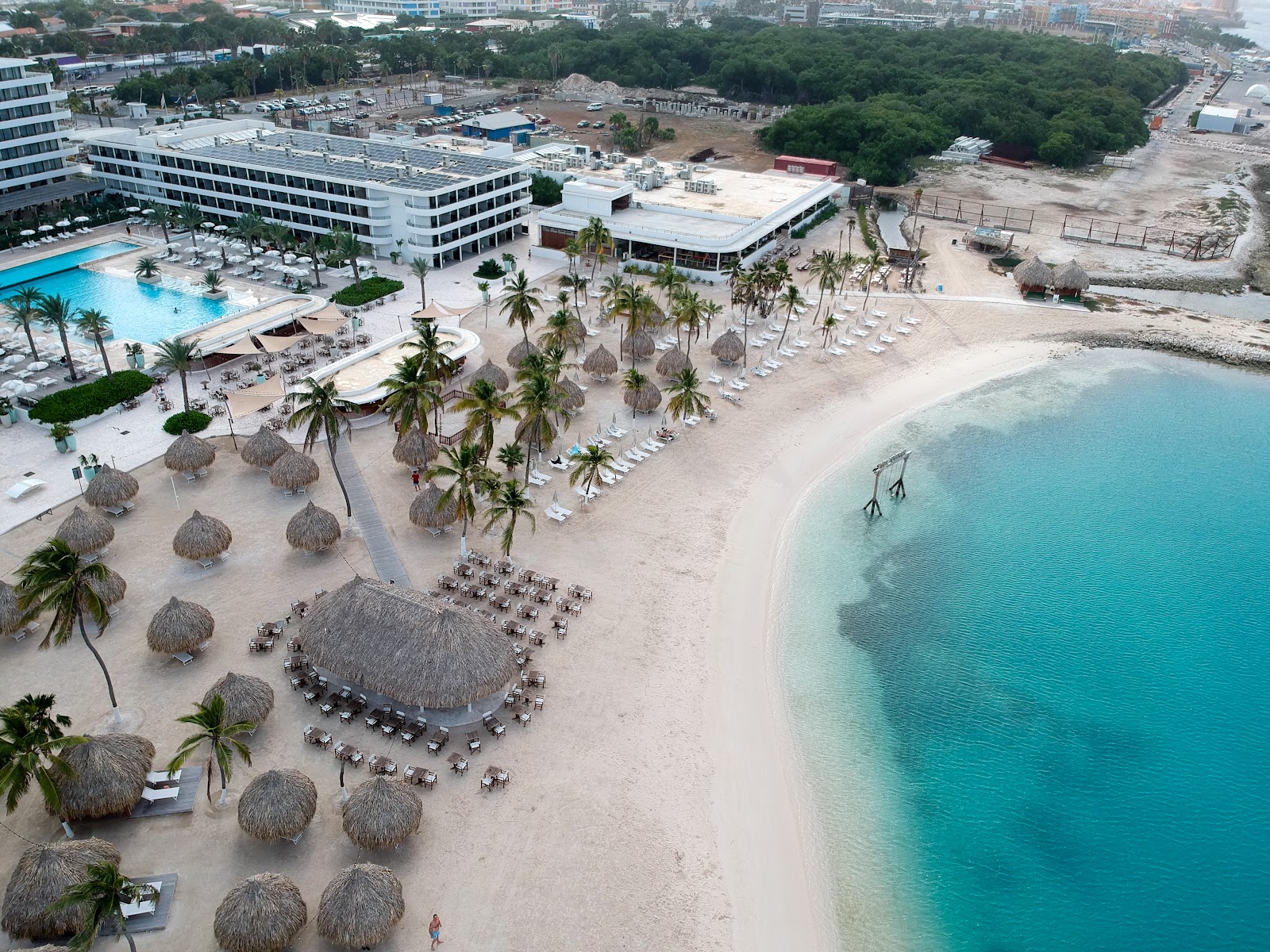 Foto de Mangrove beach con agua cristalina superficie