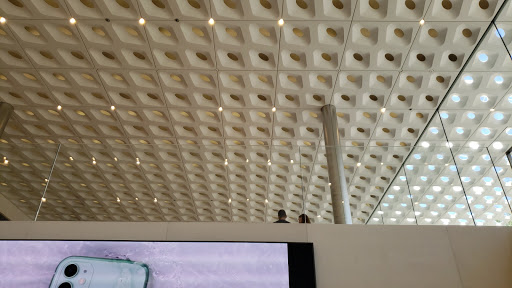 Computer Store «Apple Biltmore», reviews and photos, 2502 E Camelback Rd, Phoenix, AZ 85016, USA