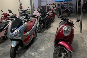 Kind scooter rental man image