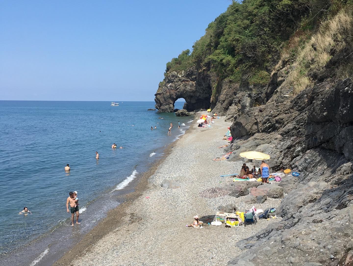 Foto van Deliklitas Beach met grijze fijne kiezelsteen oppervlakte