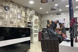 Blond Scissor Luxury Unisex Salon | Luxury Parlour Unisex Salon Near Kaushambi image