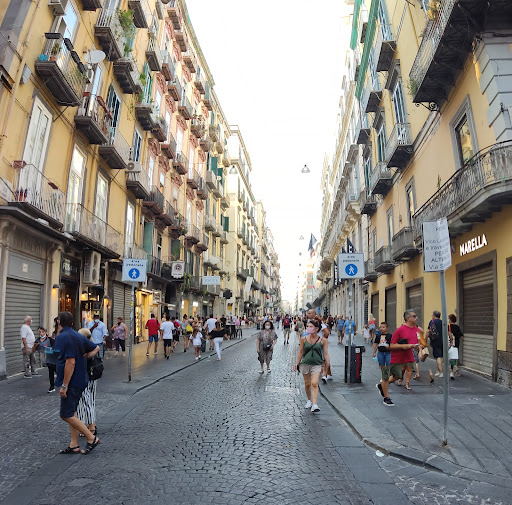 Map shops in Naples