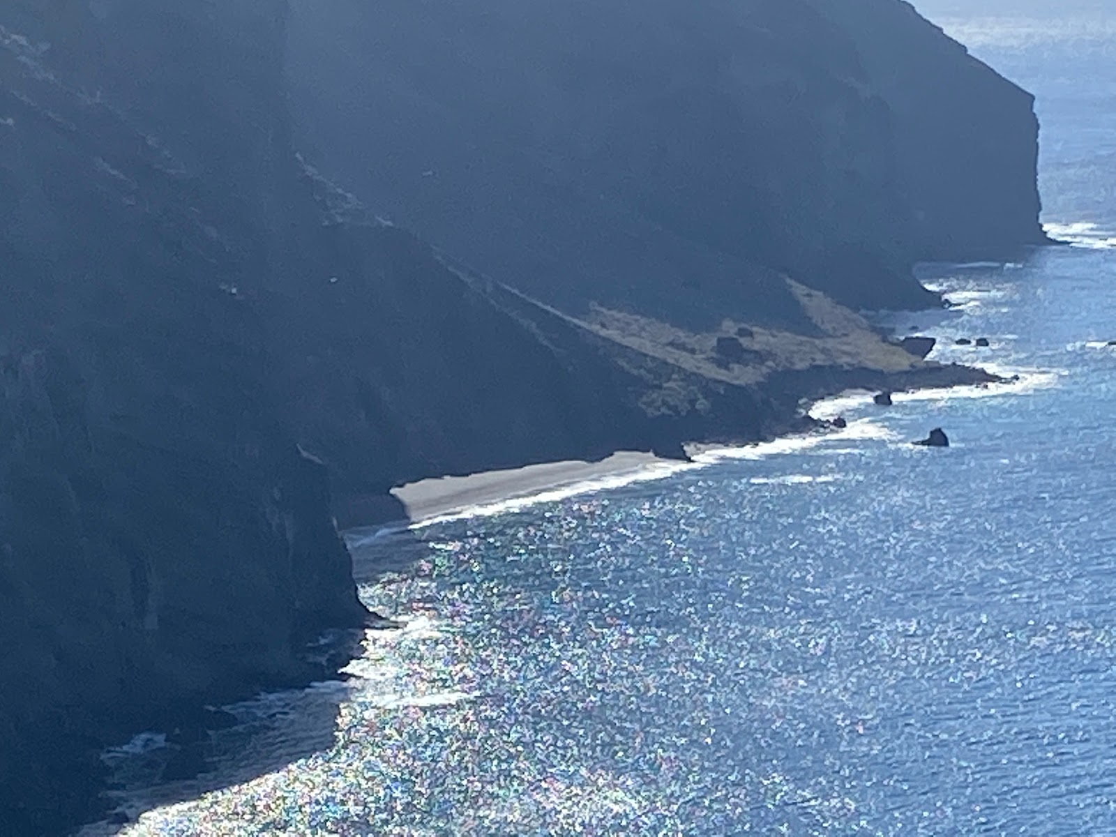 Foto de Playa de Heredia con agua cristalina superficie