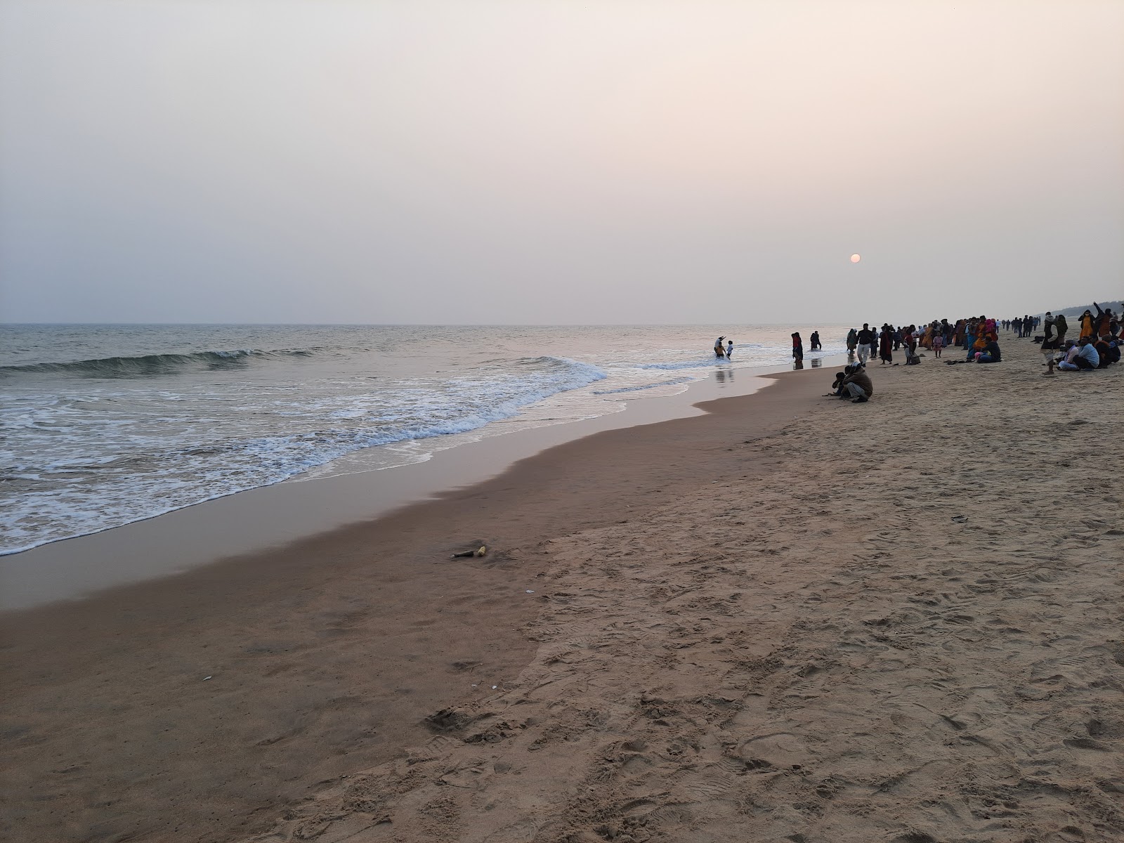Foto von Chandrabhaga Beach und die siedlung