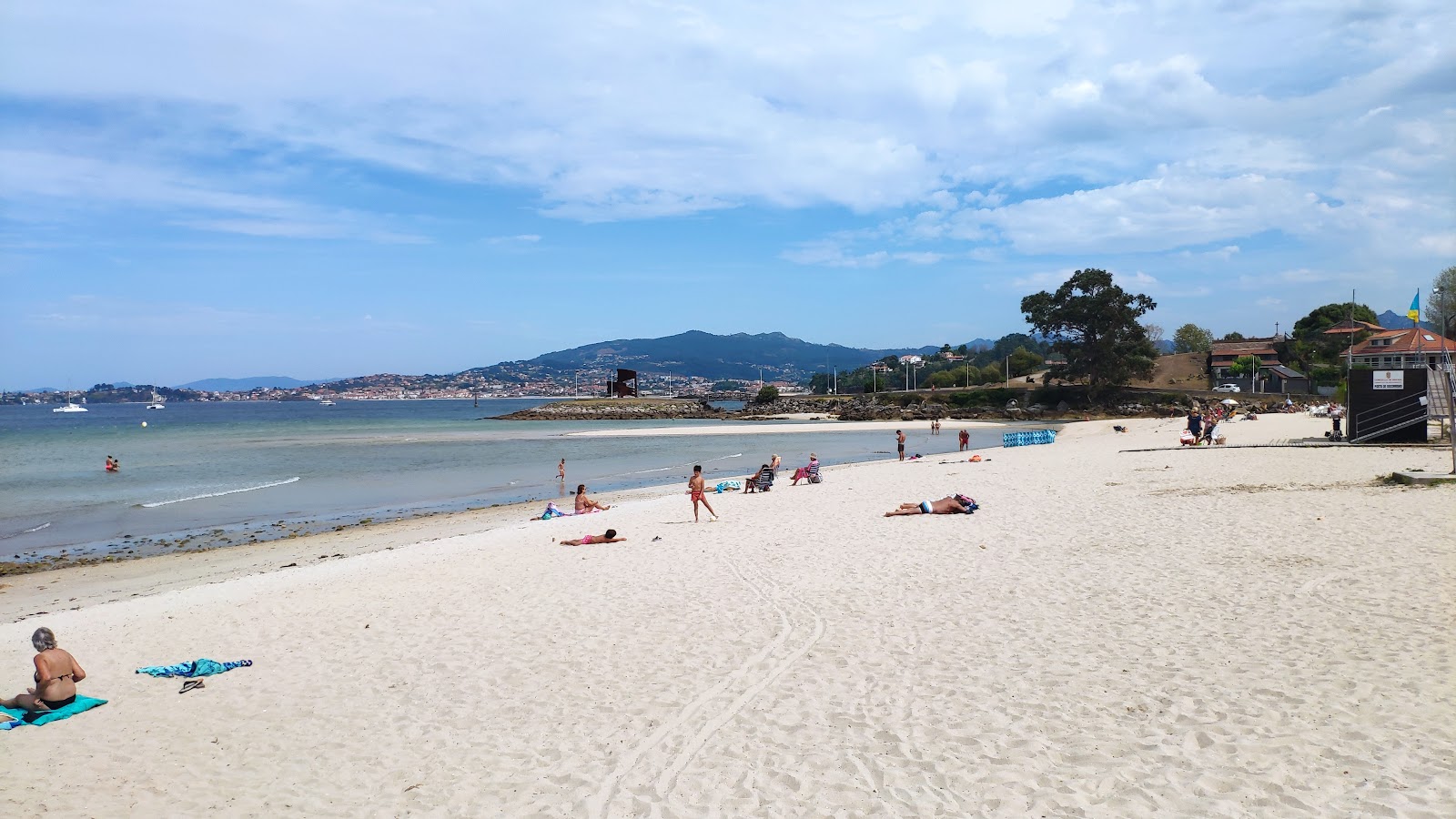 Foto di Praia de Santa Marta con una superficie del sabbia bianca