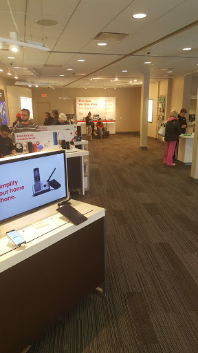 Cell Phone Store «Verizon», reviews and photos, 5945 Mayfield Rd, Mayfield Heights, OH 44124, USA