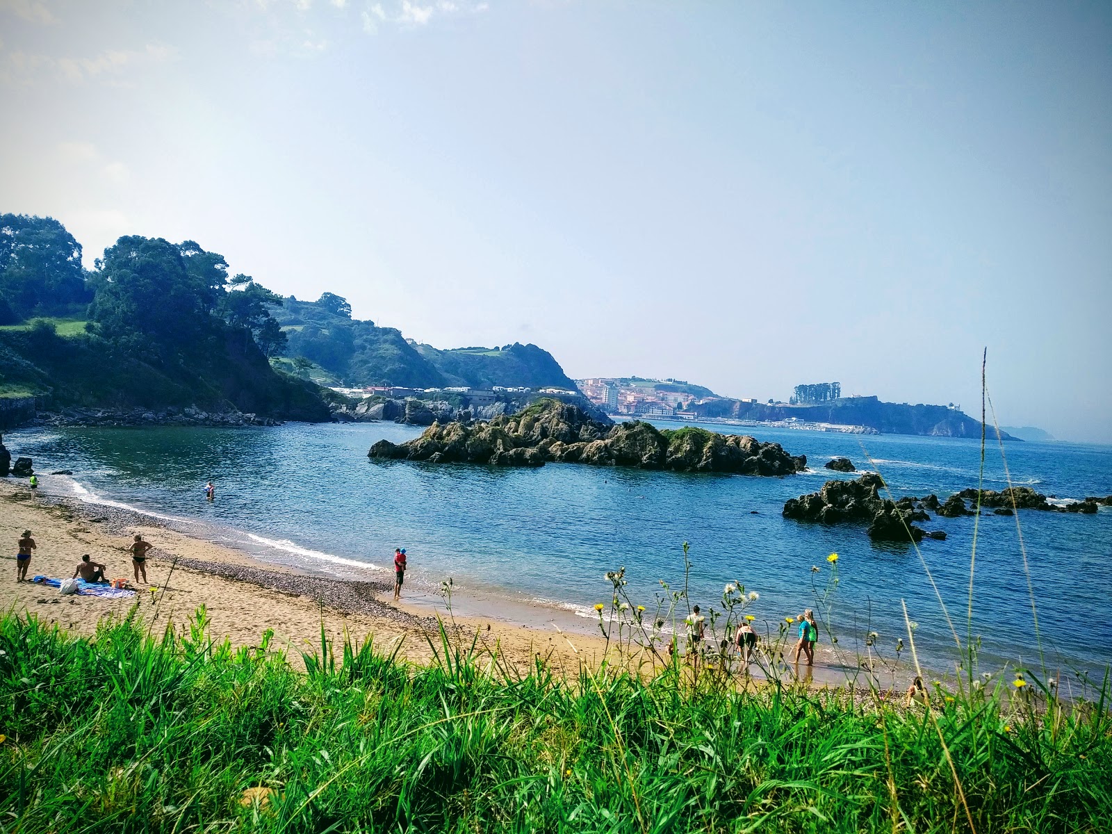 Photo de Playa de Guelgues entouré de montagnes