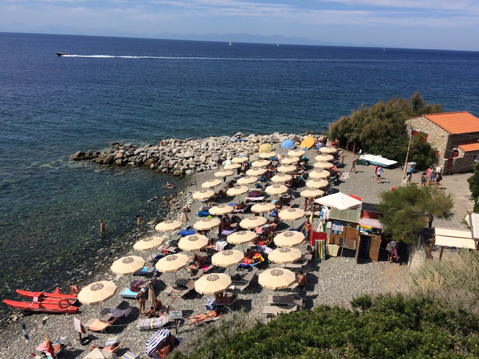 Spiaggia Del Relitto'in fotoğrafı taşlar yüzey ile