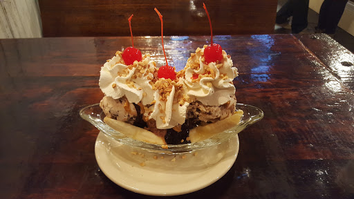 Ice Cream Shop «The Comfy Cow New Albany», reviews and photos, 109 E Market St, New Albany, IN 47150, USA