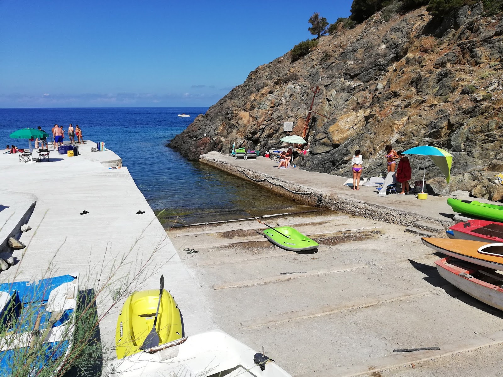 Foto von Spiaggia di Patresi und seine wunderschöne Landschaft