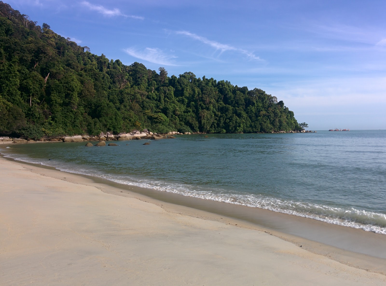 Teluk Ailing Beach的照片 带有明亮的沙子表面