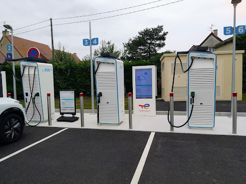 Borne de recharge de véhicules électriques TotalEnergies Charging Station Caen