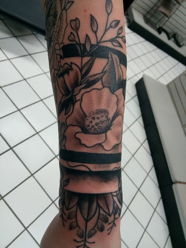 Tattoo Shop «Xtreme Piercing & Tattoo Shop», reviews and photos, 6301 NW Loop 410, San Antonio, TX 78238, USA