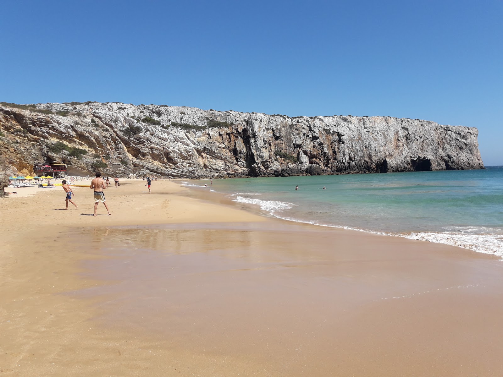Φωτογραφία του Praia do Beliche περιτριγυρισμένο από βουνά