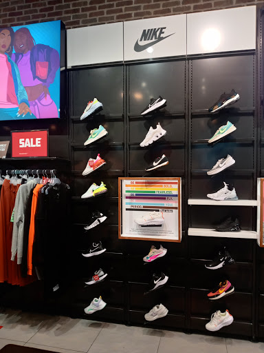 Clothing Store «Nike Factory Store», reviews and photos, 5220 Fashion Outlets Way #1125, Rosemont, IL 60018, USA