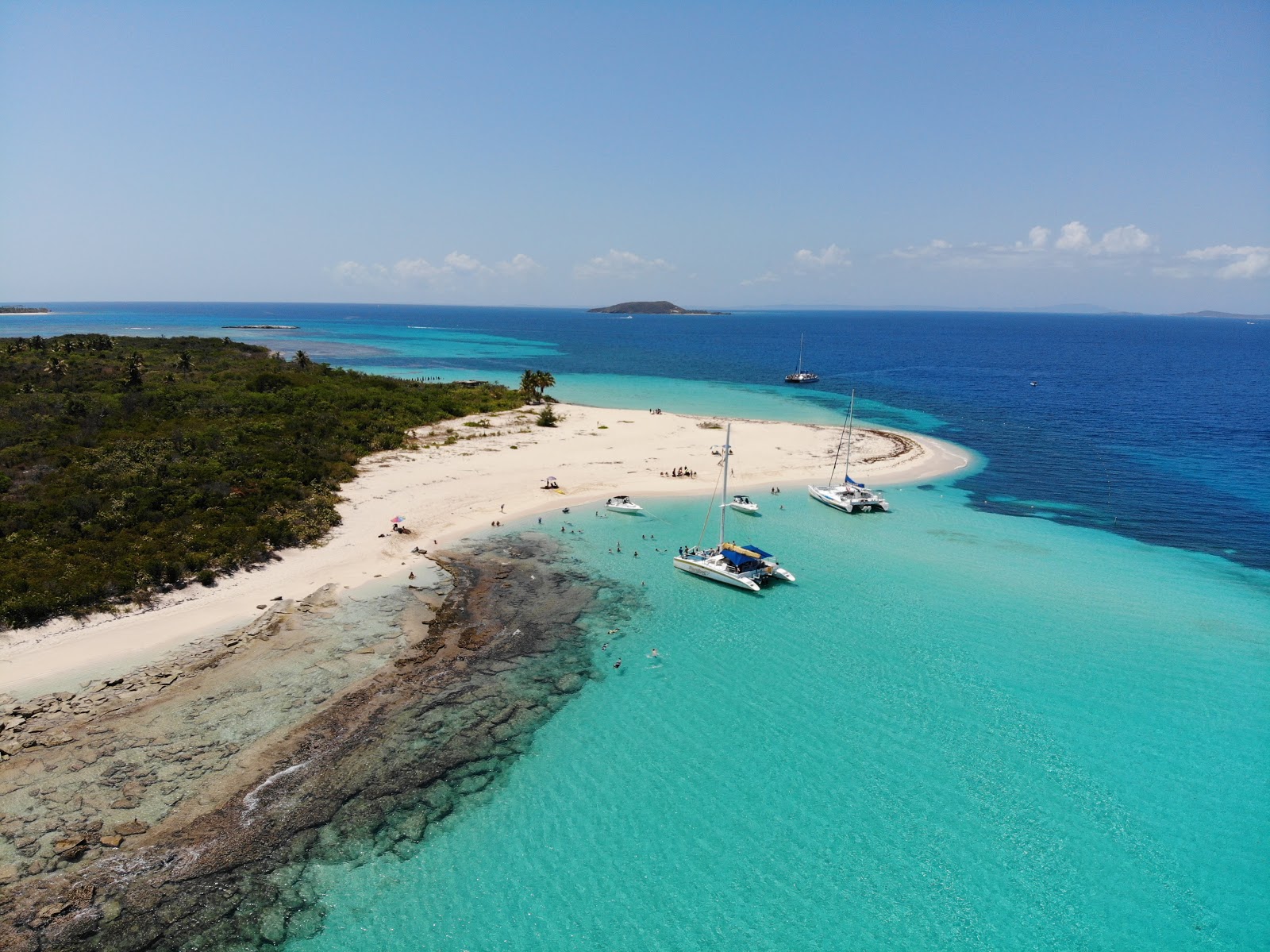 Foto av Icacos beach med turkos rent vatten yta