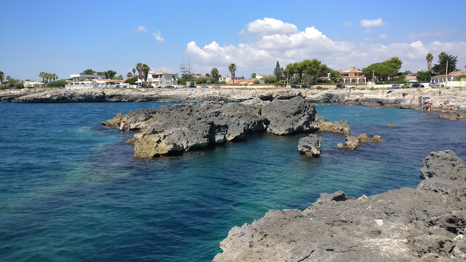 Asparano Beach'in fotoğrafı dağlarla çevrili